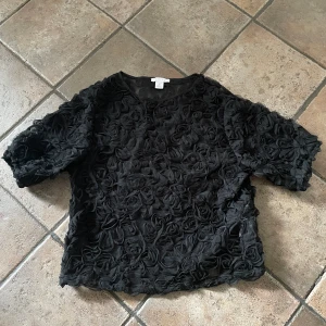 Blus - Säljer denna supersnygga blus då jag rensar garderoben, använd några då gånger då jag inte haft den länge alls! Hyfsat genomskinligt men så att det blir snyggt🔥💖
