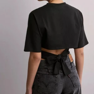 Open Back Tee - Jätte snygg topp från Nelly i storlek XS!!