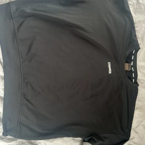 stronger tröja - säljer en stronger tröja som jag har haft på mig några få gånger. jag har slutat träna så därmed andvänds den inte och tar bara plats i garderoben😭🩷orginal priset va runt 700-800kr, priset går att diskutera 