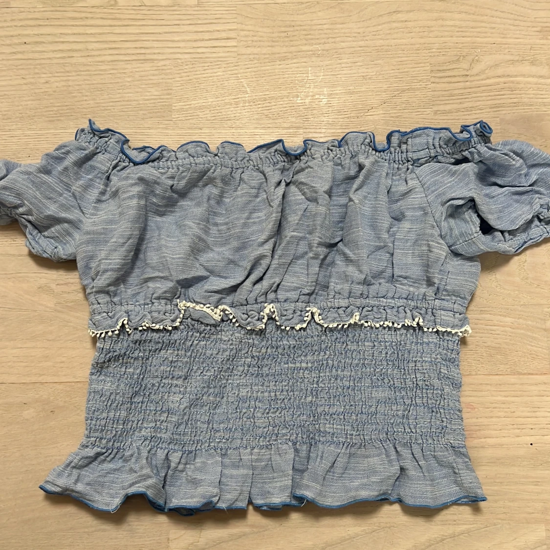 Ljusblå smockad blus