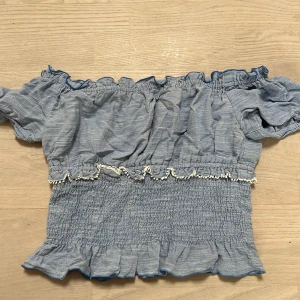 Ljusblå smockad blus - Off-shoulder, puffärmar, smock!