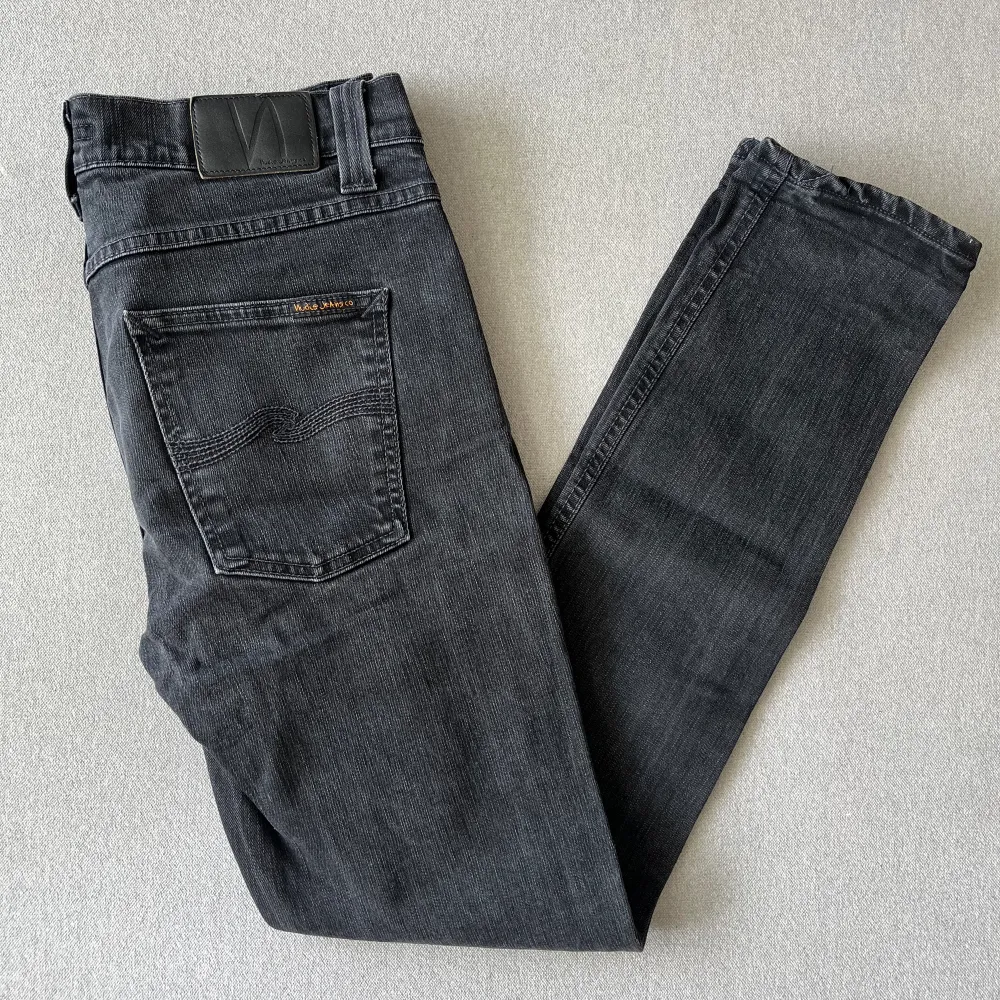 Säljer nu dessa fräna Nudie Jeans! | Jeansen är i ett grymt skick, utan deffekter. | Modell: Lean Dean (Slimfit). | Nypris: 1600. | Skriv vid funderingar.. Jeans & Byxor.