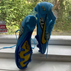Nike mercurial vapor 15 elite Mbappe personal editionFG stl 42,5 - Nike mercurial vapor 15 elite Mbappé personal edition FG. Extremt svåra att få tag i och rare. Jättebra skor aldrig använda pga dom är för stora, fick dem i födelsedagspresent men kan inte lämna tillbaka, mina föräldrar slängde boxen. Nypris 3399.