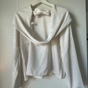 Vit blus med rosett - En jättefin blus ifrån Hm med rosett ibak, endast använd en gång på nyår💓 