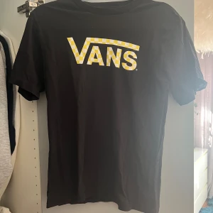 Vans T-shirt  - Svart vans T-shirt i mycket fint skick  Storlek XL men sitter som en M/L