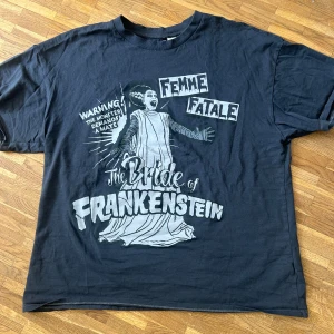 Oversized T-shirt  - Cool oversized mörk grå/svart tröja från HM. Nästan aldrig använd och pris kan diskuteras 