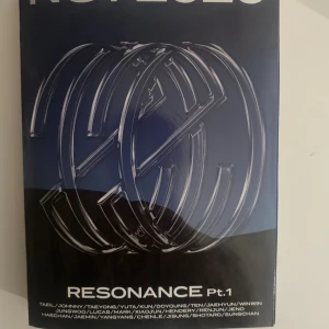 NCT 2020 resonance album - Som nytt nct 2020 album jag köpte för ett par år sedan! Med photocard på Hendery.