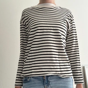 Tunnstickad tröja - Randig tunnstickad tröja från zara i storlek s men passar även xs