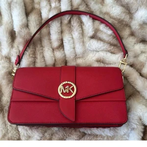 MICHAEL KORS väska  - Jag säljer nu min knappt använda Michael kors väska. Färgen röd/vin röd, kort hållare på insidan och flera fack. Fin praktiskt väska, nypris i butik 3800 kr. 