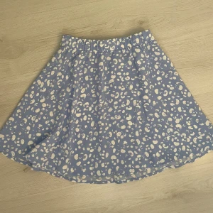 Blommig / prickig kjol - Blommig / prickigt mönstrad blå mini kjol från monki. Storlek M. 🩵🌸🩵🌸