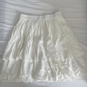 Volangkjol - Gullig volangkjol, helt oanvänd🩷