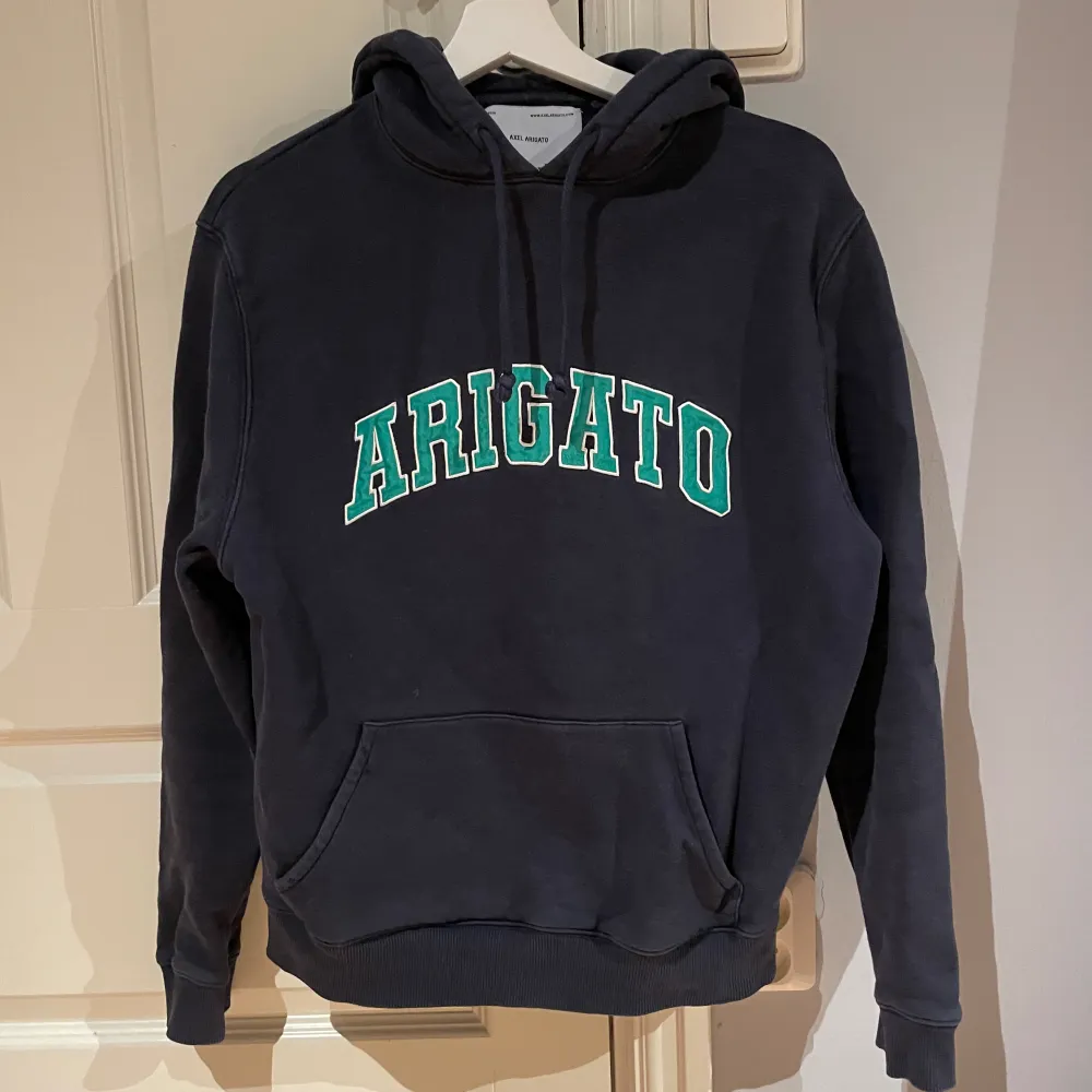 Arigato hoddie som mestadels legat i garderoben. Den är i storleken XS och är väldigt bekväm. Skicket är bra och det är inga defekter.Hör av er vid frågor eller fler bilder. . Hoodies.