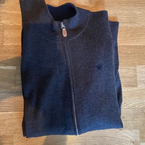Morris zip - Skit snygg Morris zip i stl xs men passar S. Sparsamt använd, den är i mycket bra skick Cond 9/10 och i mörkbrun färg. 