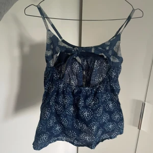Sommar linne blått  - Linne i linne material som är super söt till sommaren !!! Från zara aldrig använt 