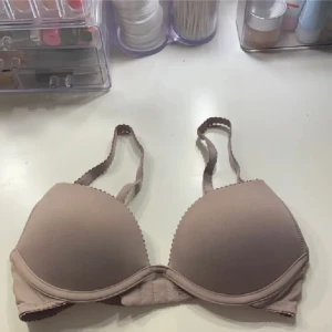 Push up bh - En grålila Push up bh, lappen är avklippt men är i storlek 75B. Knappt använd.