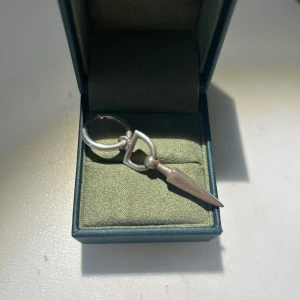 Maria Nilsdotter örhänge - Jättefint örhänge från Maria Nilsdotter som tyvärr inte kommer till användning längre.  Köptes i december förra året så i väldigt fint skick. Betalning sker via swish.💙