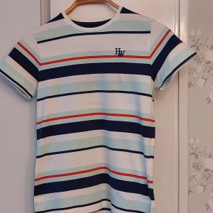 Randig t-shirt  - Fin randig t-shirt.  Bra skick.