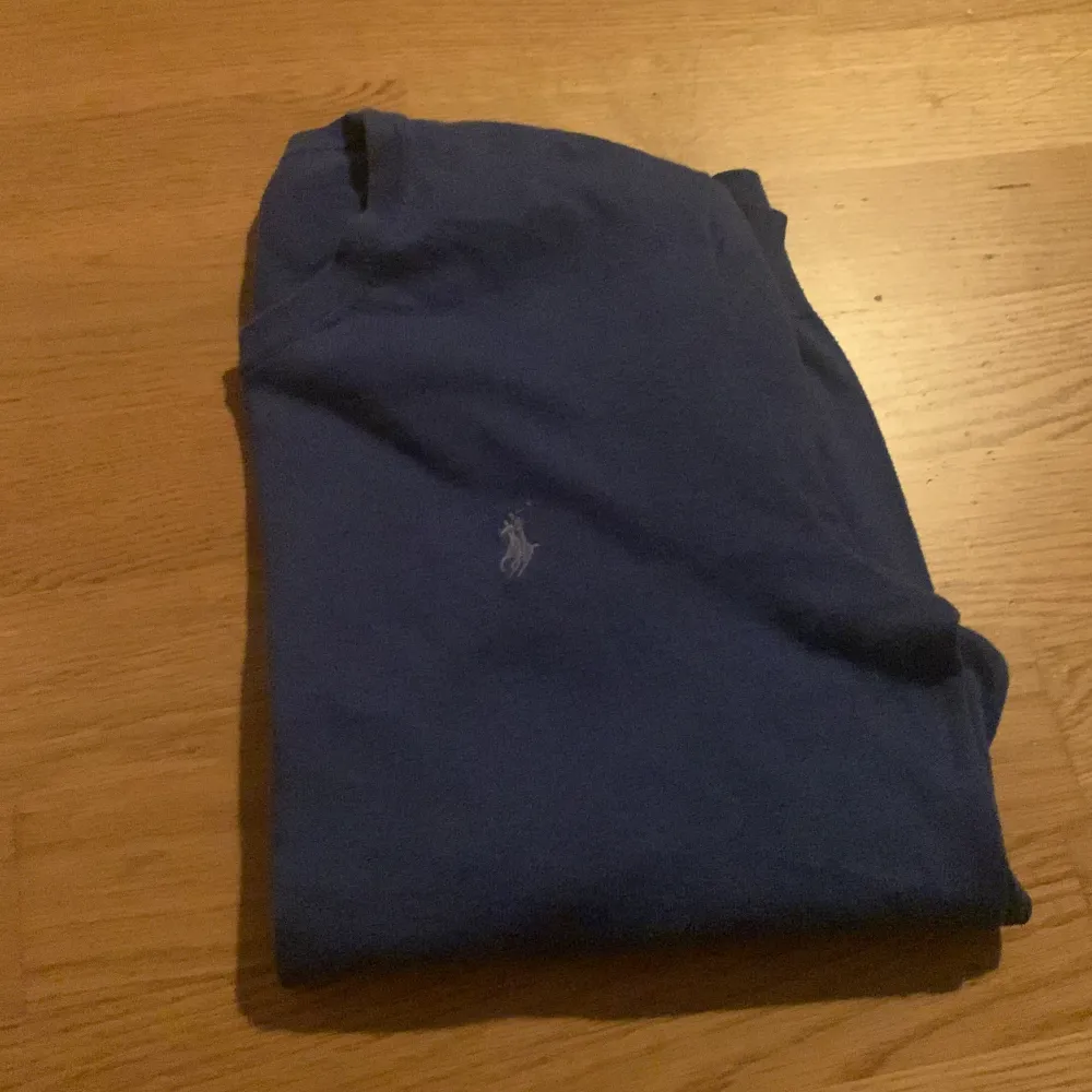 Säljer nu en skit snygg tröja från Ralph Lauren. Tröjan är i färgen grå och i storlek S(men passar även lite större). Ny priset på tröjan ligger runt 1300kr men mitt pris är 200kr. Tveka inte att höra av dig vid frågor.. Tröjor & Koftor.