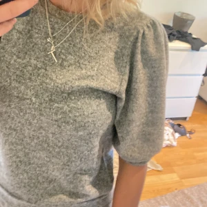 Grå stickad  - Grå stickad trekvartströja från lager 175 inte alls nopprig