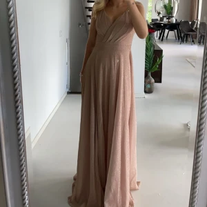 Bal/bröllop klänning - Superfin rosa glittrig klänning som kan användas till bröllop och bal💕den är endast använd på min bal och är köpt för  1300💞