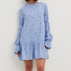 Klänning - En klänning från NA-KD, slutsåld på hemsidan. Den är helt ny och har kvar prislappen. Ny pris när jag köpte den: 809kr. Jättefin klänning, men tyvärr inte riktigt min stil därav säljer jag den.