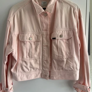 Jeansjacka rosa - Ljusrosa jeansjacka från lee i strl L men passar S om man vill ha den oversized då det är en kortare modell.