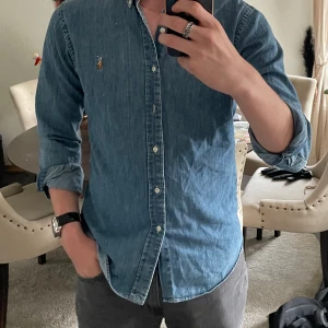 Ralph lauren skjorta  - Blå Ralph lauren skjorta i denim.  Storlek M