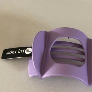 Hårklämma - Den är helt oanvänd till och med lappen är kvar! I bra skick också. Säljer pågrund av att jag den i en mystery bag och inte blev så nöjd!❤️