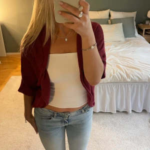 kofta - jätte söt vinröd kofta!!