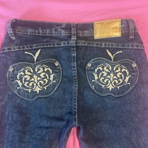Apple bottom jeans - Applebottom jeans med massa fina detaljer! Innerbenslängd 82 och midjemåttet rakt över 37 cm. Har du någon fråga är det bara att skriva, och priset kan diskuteras vid snabb affär! ❤️ de är utsydda till bootcut nertill och uppsydda till lowrise ❤️