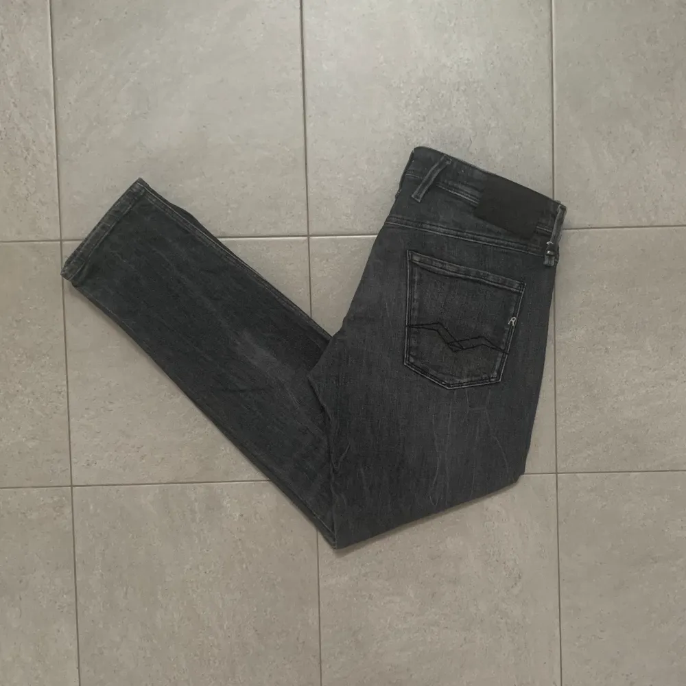 Säljer ett par riktigt snygga Replay Anbass jeans som är i storleken W34 L32. De är nästan som nyskick. Skriv ifall du är intresserad eller om du har några frågor.. Jeans & Byxor.