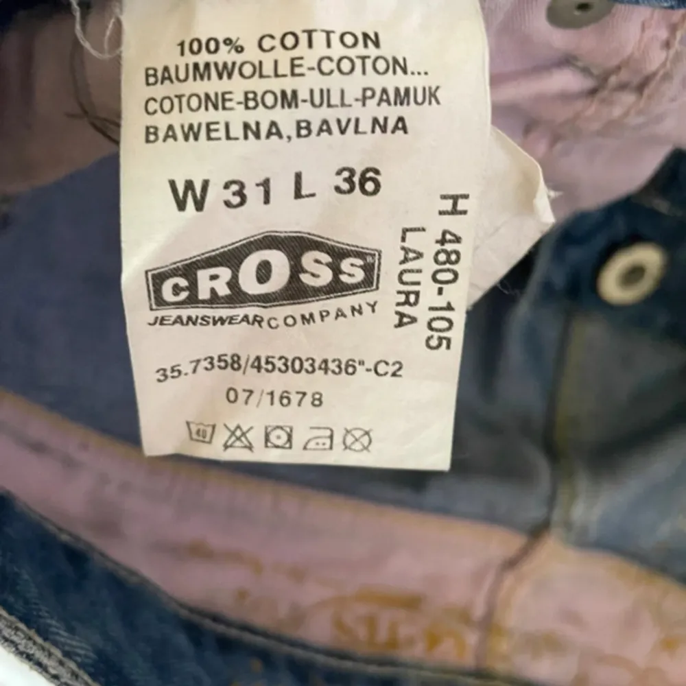 Jättesnygga jeans från cross i storlek 31/36. Bra skick, däremot är gylfen trasig, inget man ser. Men kan enkelt fixa om man vill de.. Jeans & Byxor.