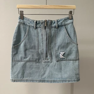 Jeanskjol Karl Kani - Kort jeanskjol från Karl Kani storlek M. Köpt på Sellpy i nyskick och har själv använt fåtal gånger, så den är i bra skick.