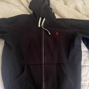 Ralph Lauren Zip-up herr - Ralp Lauren svart zip-up hoodie. Använd fåtal gånger. 