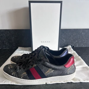 Gucci ace sneaker - Säljer nu mina as feta gucci skor i mycket bra skick med allt kvar från inköp! Skorna är passar perfekt på 42 och funkar även för 41. Nypris på dess ligger runt 7000, hör av er vid frågor! 