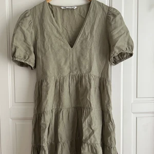 Klänning från ZARA - Grön, söt klänning från ZARA i stl S🌸 