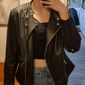 Svart läderjacka  - Jätte fin svart läderjacka i fusk läder. Knappt ens används så i riktigt bra skick!🤩