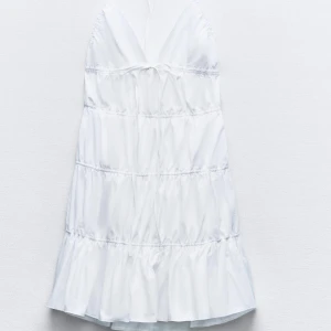 Sommarklänning  - Säljer den här fina sommarklänningen ifrån Zara! Super fin och är använd 1 gång och är i nyskick. Nypris är 379kr❤️