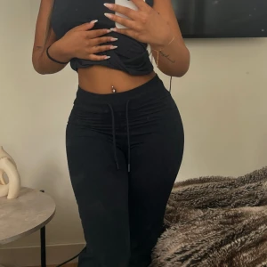 utsvängda mjukisbyxor - Älskar dessa byxor, dom är använda fåtal gånger. 💙