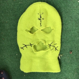 Jackboys/travis scott balaclava - Travis scott balaclava från jackboys (2019) Köpte på depop några år sen för snowboarding men andvände knappt. sliten (därför så billig) men sällsynt. 