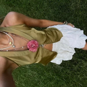 Halternecktopp i satin - Strl M, men sitter absolut mer som en s! Från Felicia Wedins kollektion med vero moda.