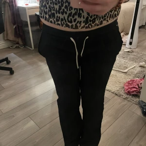 snygga linnebyxor - snygga lågmidjade linnebyxor från H&M som jag sytt om. storlek S men passar mer som en XS nu. jättefin passform💞snöret runt byxan syns lite, se på bild 2 💞💞 