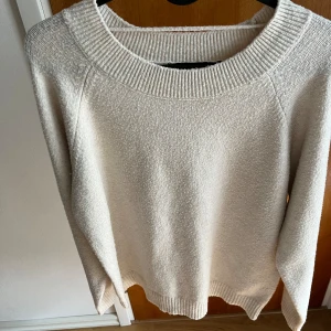 Stickad tröja  - Stickad tröja från VeroModa. Är inte fint skick