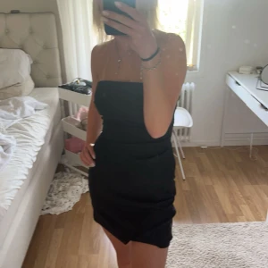 Svart klänning  - Fin svart klänning från stradivarius. Använd en gång och är fortfarande som ny! Mycket fin klänning som bara inte kommer till användning. 🥰