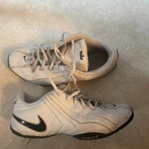 Dessa Nikes från 2005 är ett unikt promopar som knappt går att få tag i någon annanstans. Perfekt för Y2K-entusiasten, den som samlar på unika sneakers, eller bara den som vill ha ett par riktigt sköna pjucks!