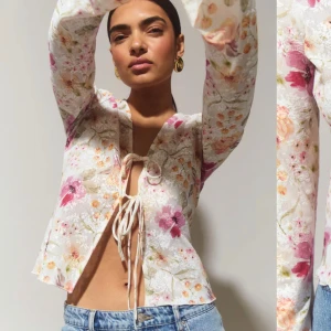 Tie front top flower - Tröja från Gina. Använd fåtal gånger. 