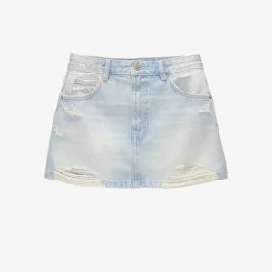 Lågmidjad jeans kjol - Jätte fin jeans kjol i nyskick. Säljer pga att den inte passade vilket va jätte synd. Skriv privat om ni undrar nått och köp gärna via köp nu💞