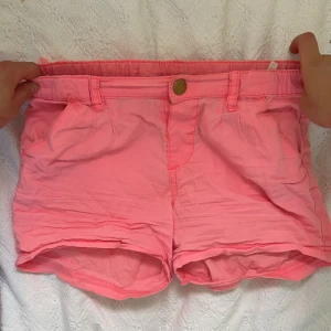 rosa shorts 🩷🩷💓💞 - säljer dessa rosa söta shorts! 🩷de är tyvär för små så kan EJ skicka bild hur de ser ut på, men uppskattar till xs🌟🩷