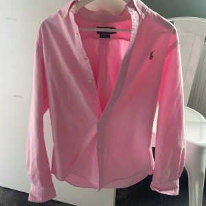 Ralph Lauren Skjorta - Säljer en jävligt fet och efterfrågad rosa Ralph Lauren skjorta. Aldrig använd. Säljer pga den är för stor. Bra pris. Priset är ej hugget i sten. S fits M
