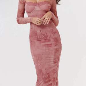 Fin rosa klänning med korsett liknande band där bak,medellång. Helt oanvänd. 